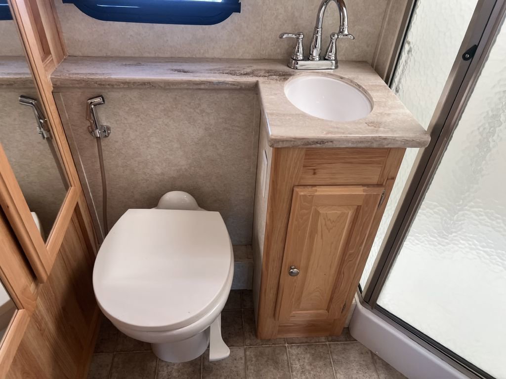 Used 2017 Ford E-450 and Econoline 450 Super Duty w/ Motorhome Prep Package image 8