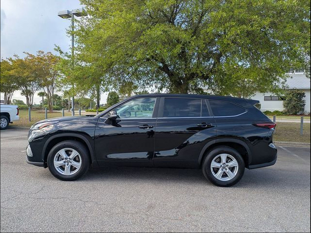 Certified 2025 Toyota Highlander LE FWD image 6