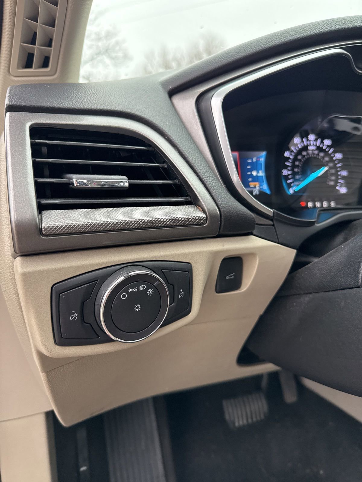 Used 2019 Ford Fusion SE image 10