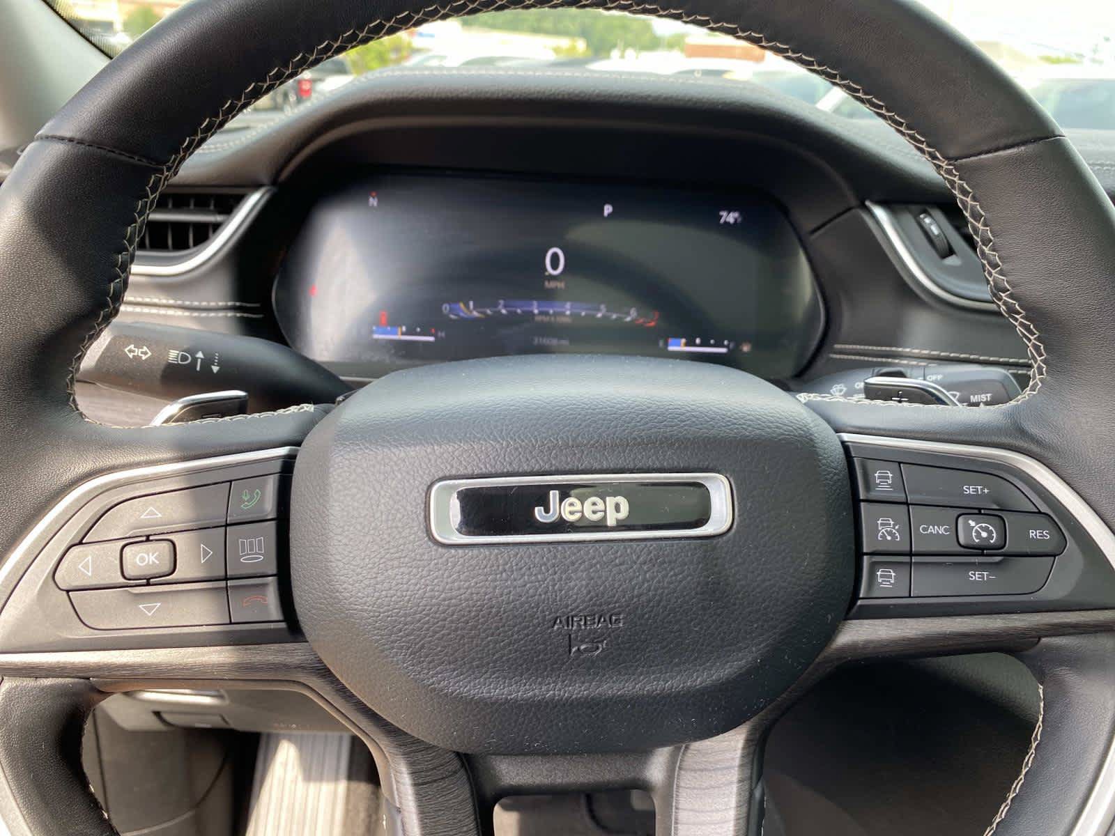 Used 2022 Jeep Grand Cherokee Limited AWD/4WD image 17