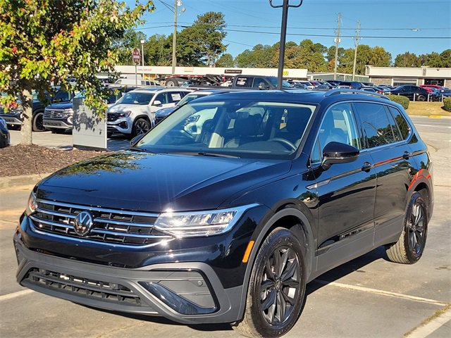 Used 2024 Volkswagen Tiguan SE w/ Panoramic Sunroof Package