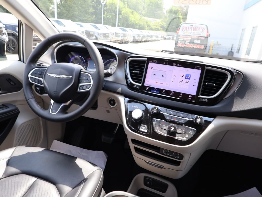 Used 2024 Chrysler Pacifica Touring-L FWD image 27