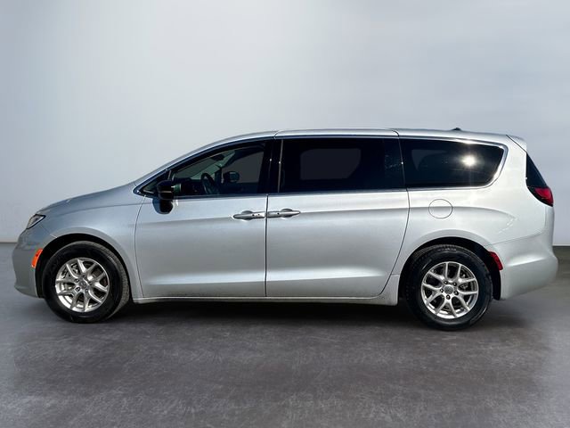 Used 2024 Chrysler Pacifica Touring-L image 2