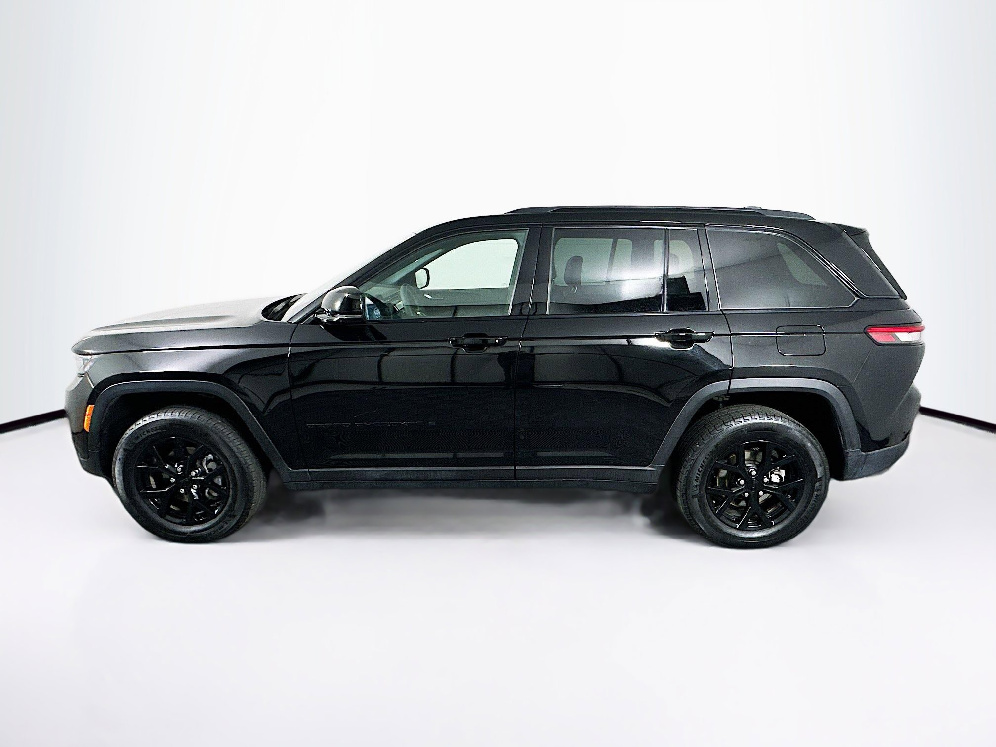Used 2025 Jeep Grand Cherokee Altitude image 4