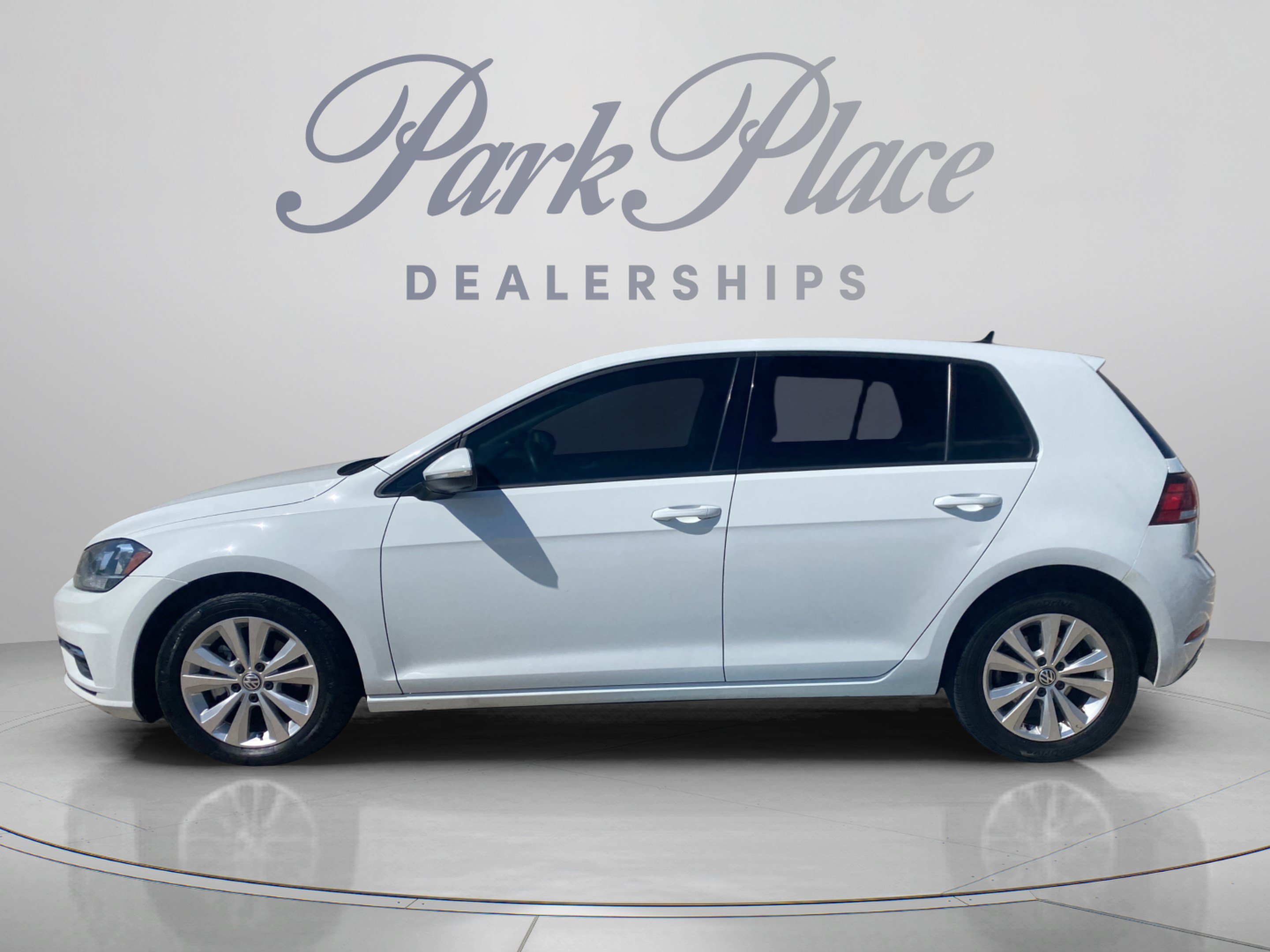 Used 2021 Volkswagen Golf 4-Door FWD image 2