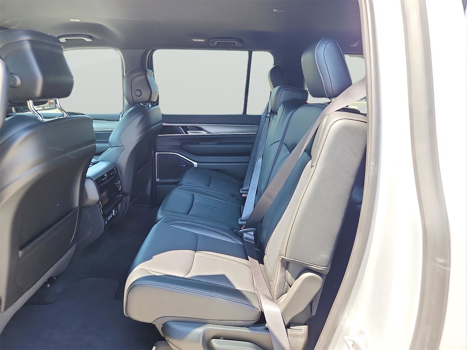 Used 2025 Jeep Wagoneer L Series II w/ 8-pass Seating Package AWD/4WD image 8