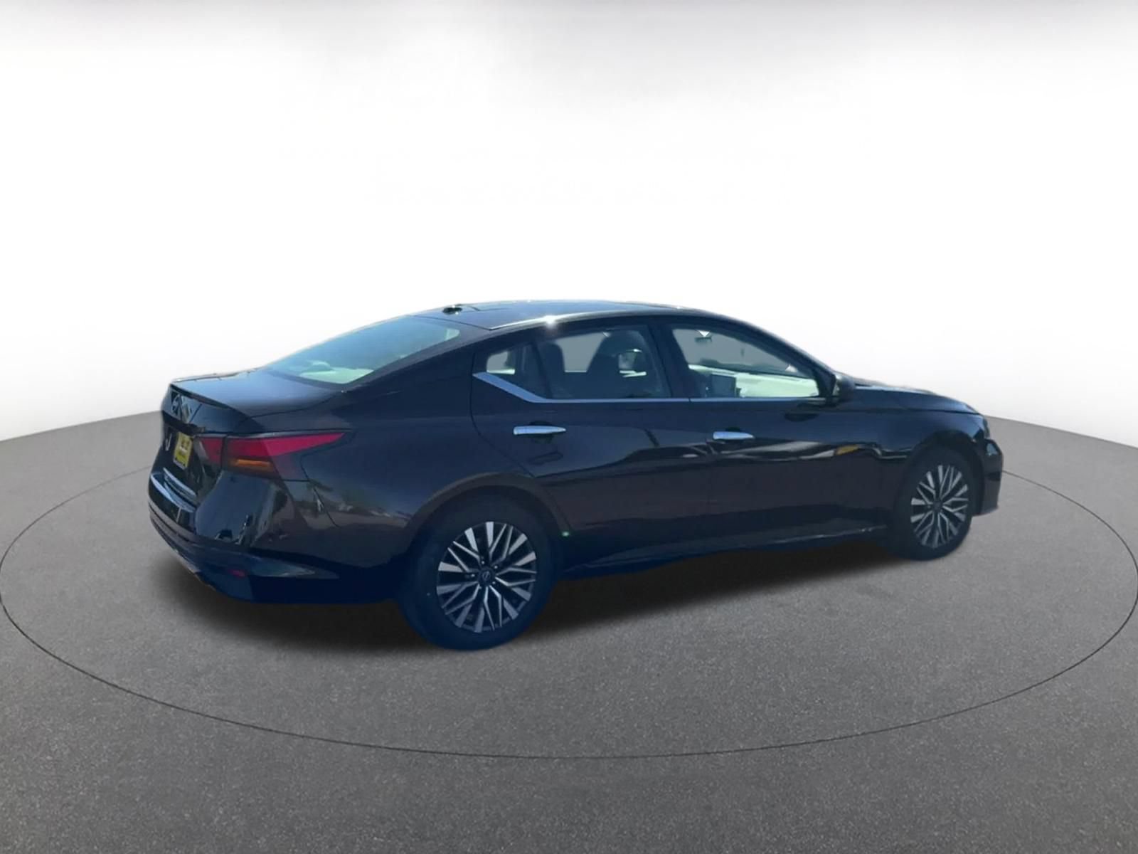 Used 2025 Nissan Altima 2.5 SV FWD image 14