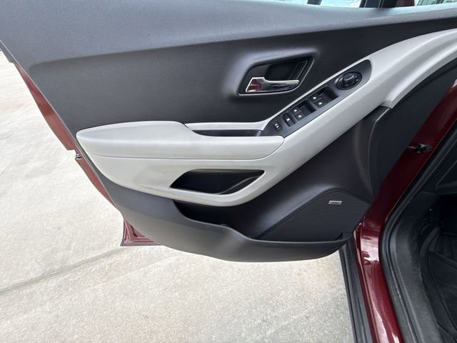 Used 2016 Chevrolet Trax LT w/ LT Sun and Sound Package FWD image 13