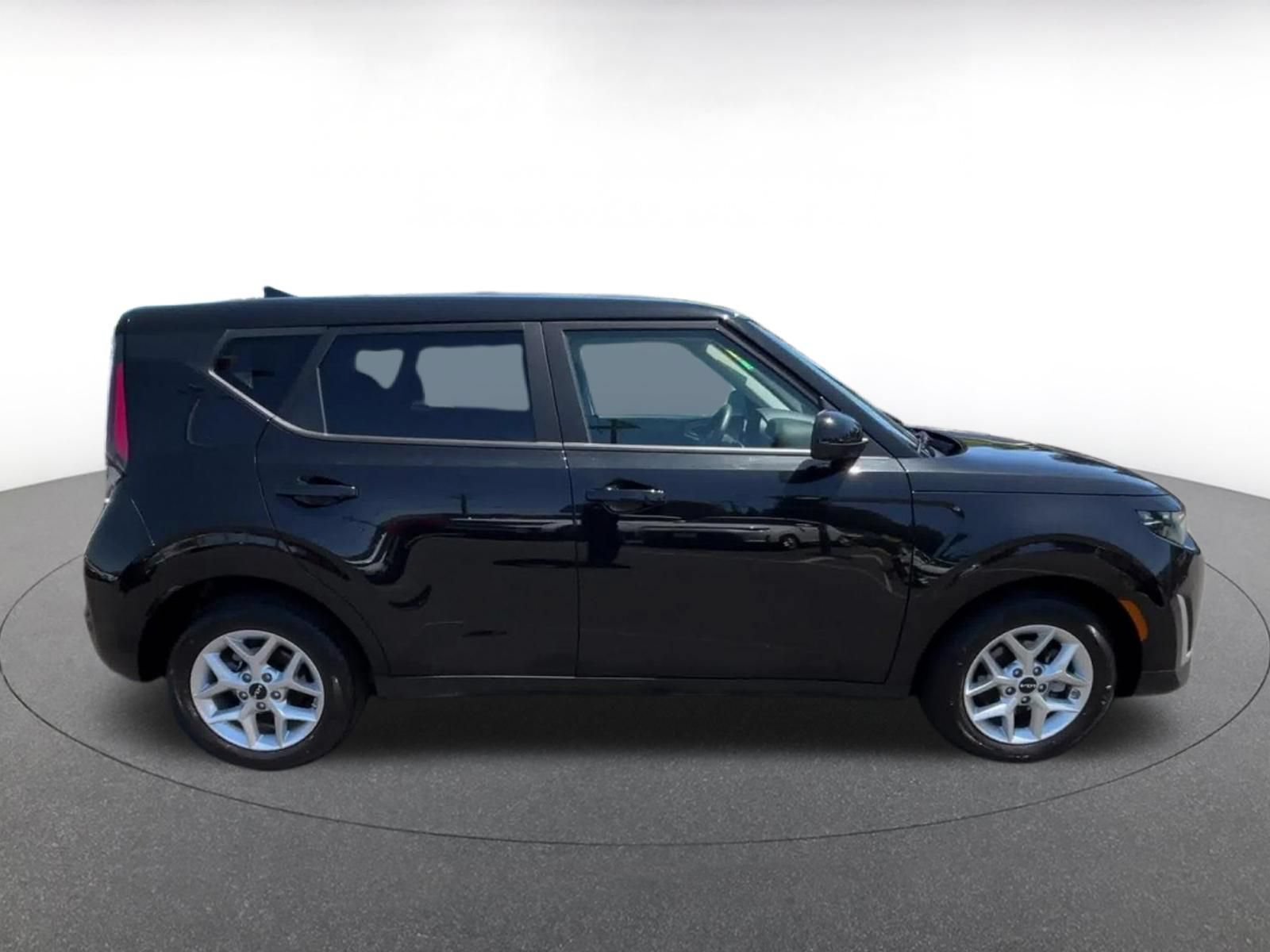 Used 2025 Kia Soul LX w/ LX Technology Package FWD image 16