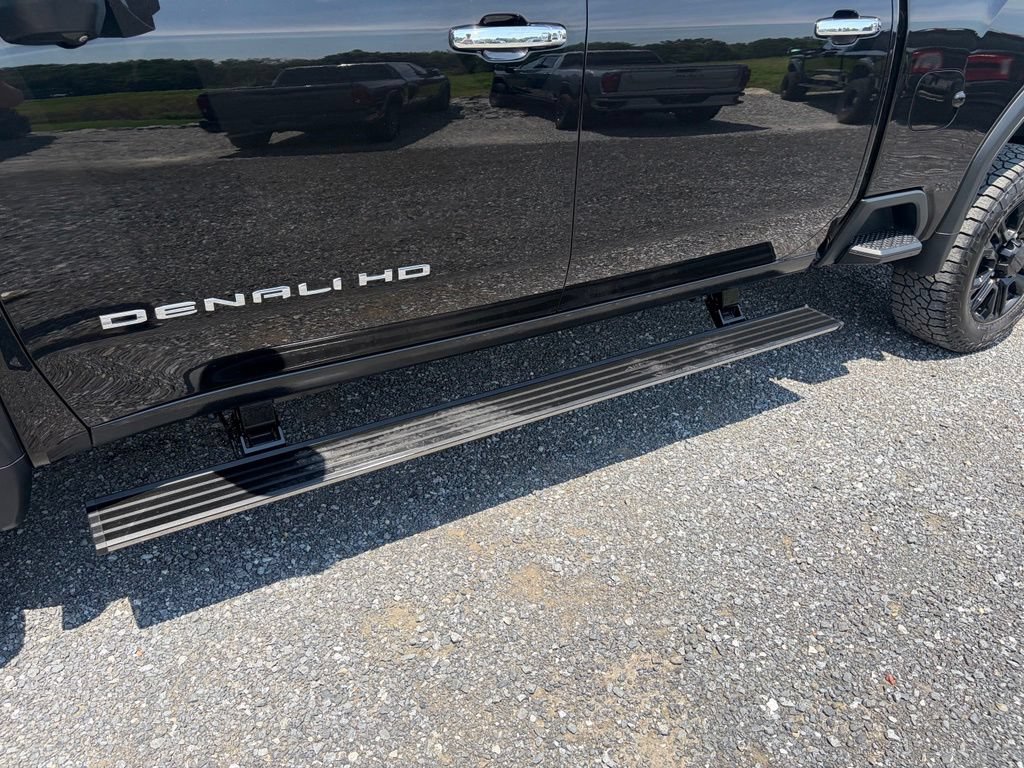 Used 2022 GMC Sierra 2500 Denali w/ Denali Black Diamond Edition AWD/4WD image 15