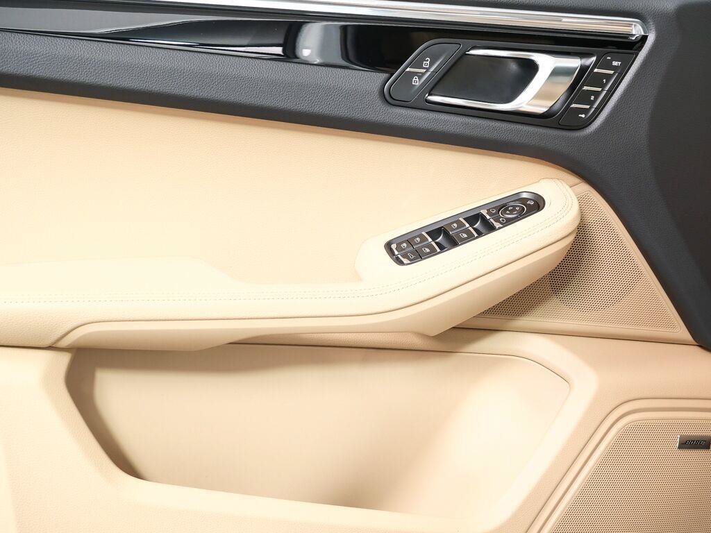 Certified 2026 Porsche Macan AWD/4WD image 6