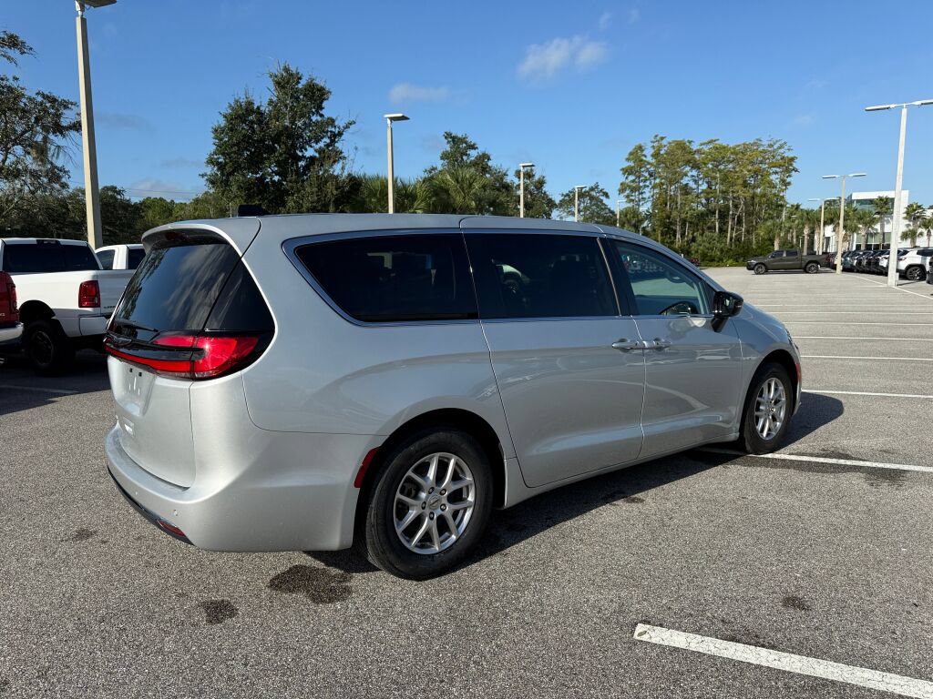 Used 2024 Chrysler Pacifica Touring-L FWD image 3