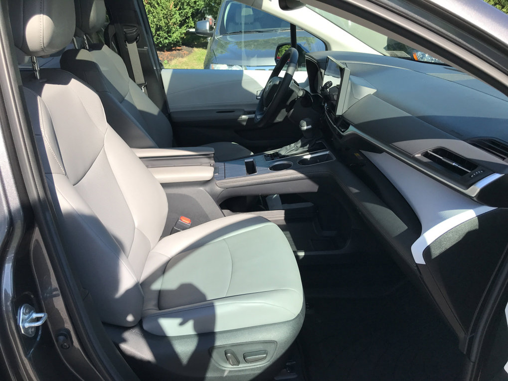 Used 2025 Toyota Sienna XLE image 32