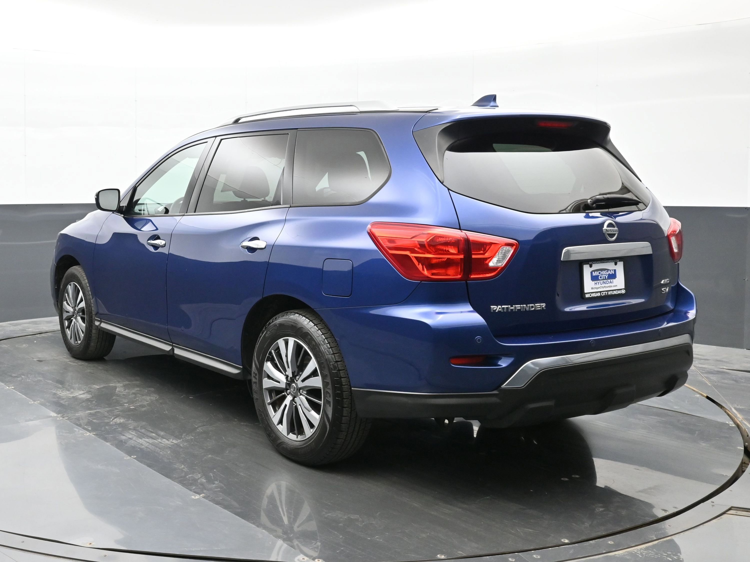 Used 2020 Nissan Pathfinder SV image 2