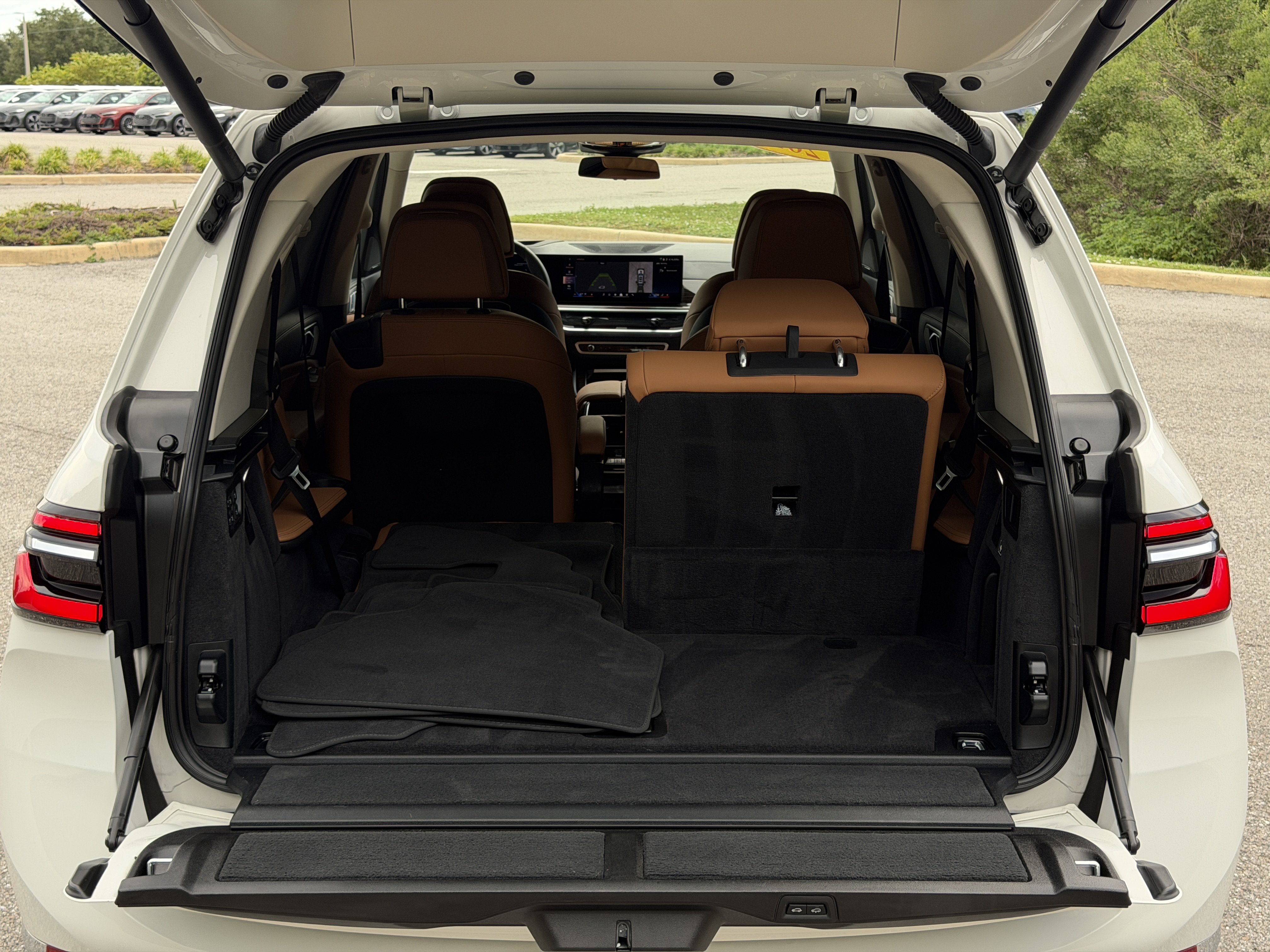 Used 2024 BMW X7 xDrive40i w/ Premium Package AWD/4WD image 11