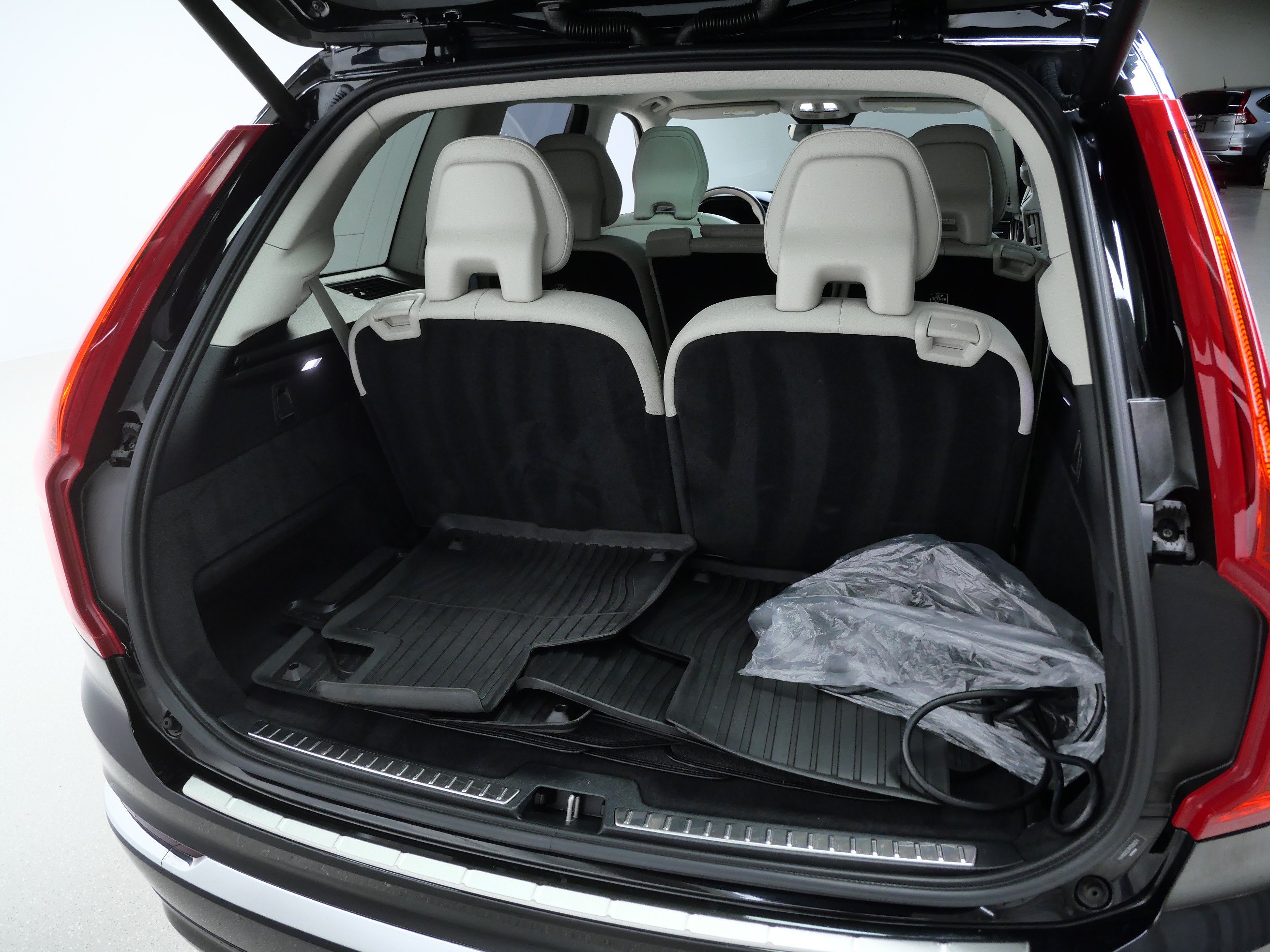 Used 2024 Volvo XC90 T8 Plus w/ Protection Package Premier AWD/4WD image 7