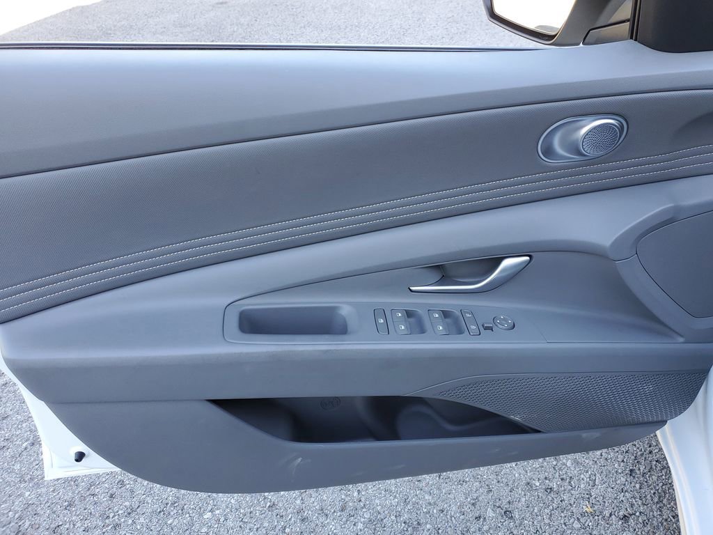 Used 2025 Hyundai Elantra SEL FWD image 13