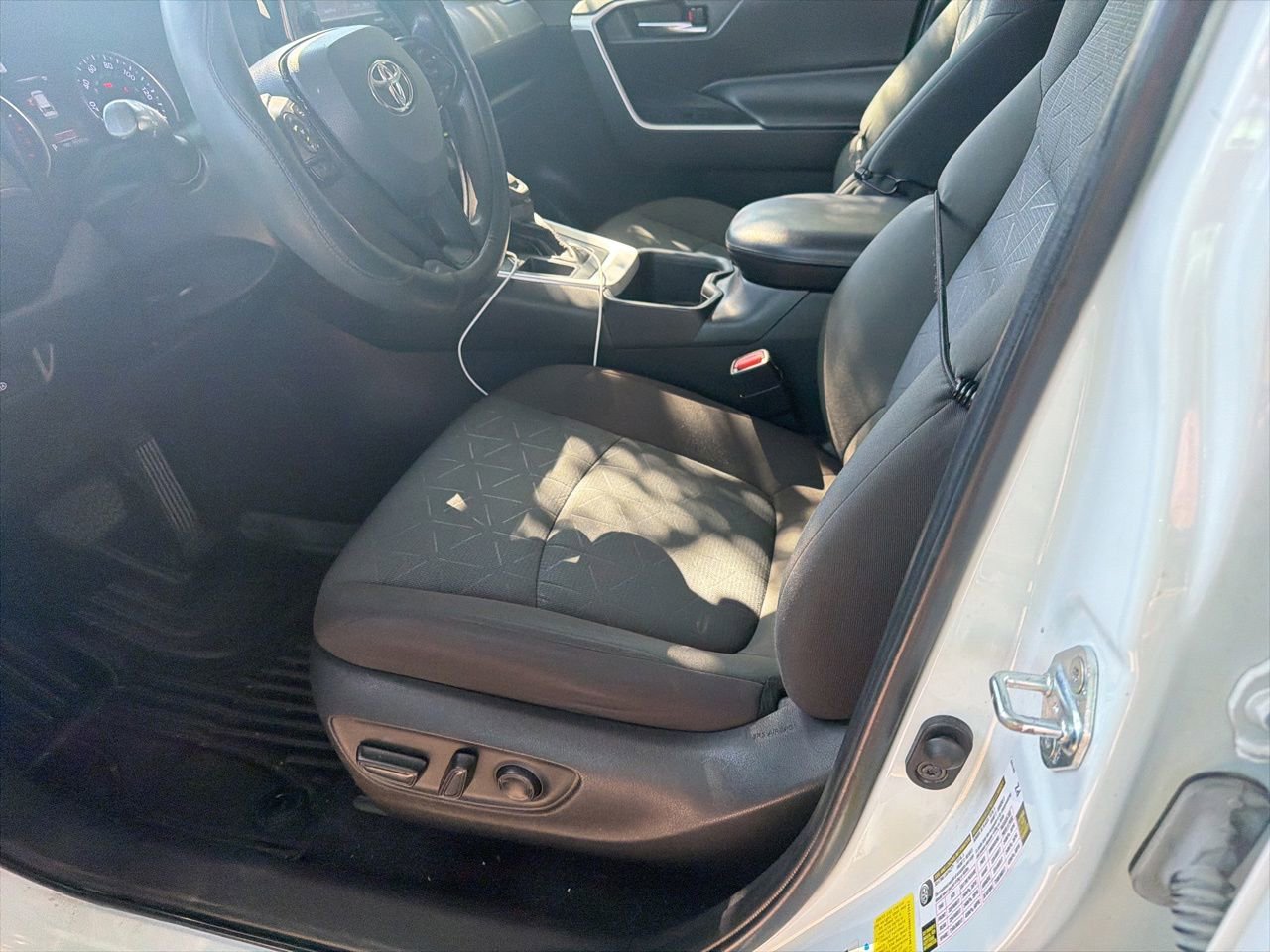 Used 2022 Toyota RAV4 XLE FWD image 6
