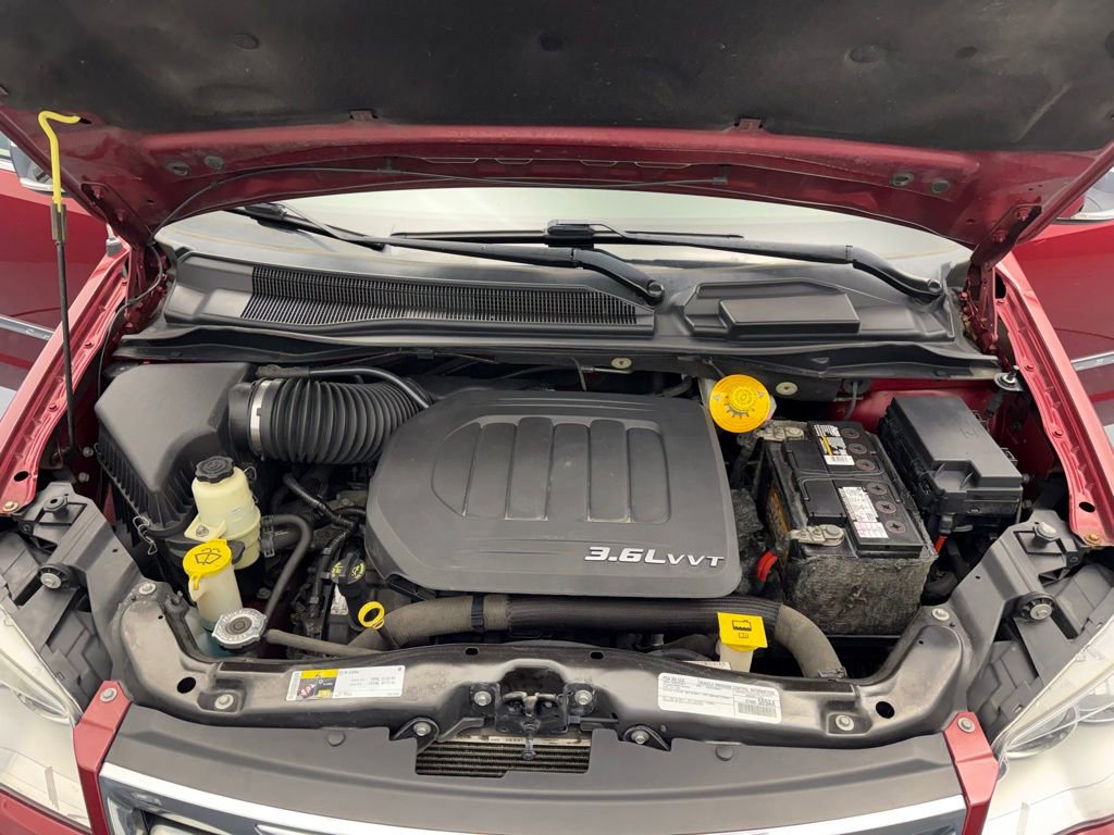 Used 2016 Chrysler Town & Country Touring-L image 7