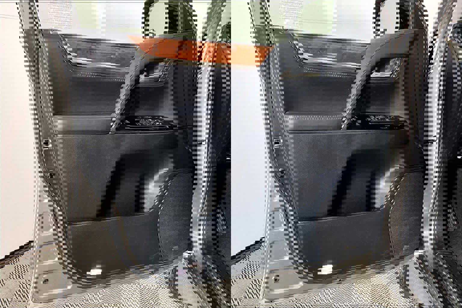 Used 2021 Lexus LX 570 4WD w/ 3rd Row & Luxury Pkg image 20