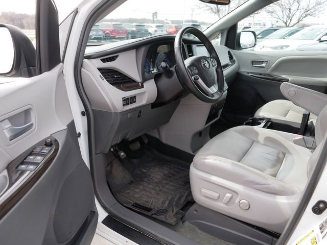 Used 2017 Toyota Sienna XLE image 12