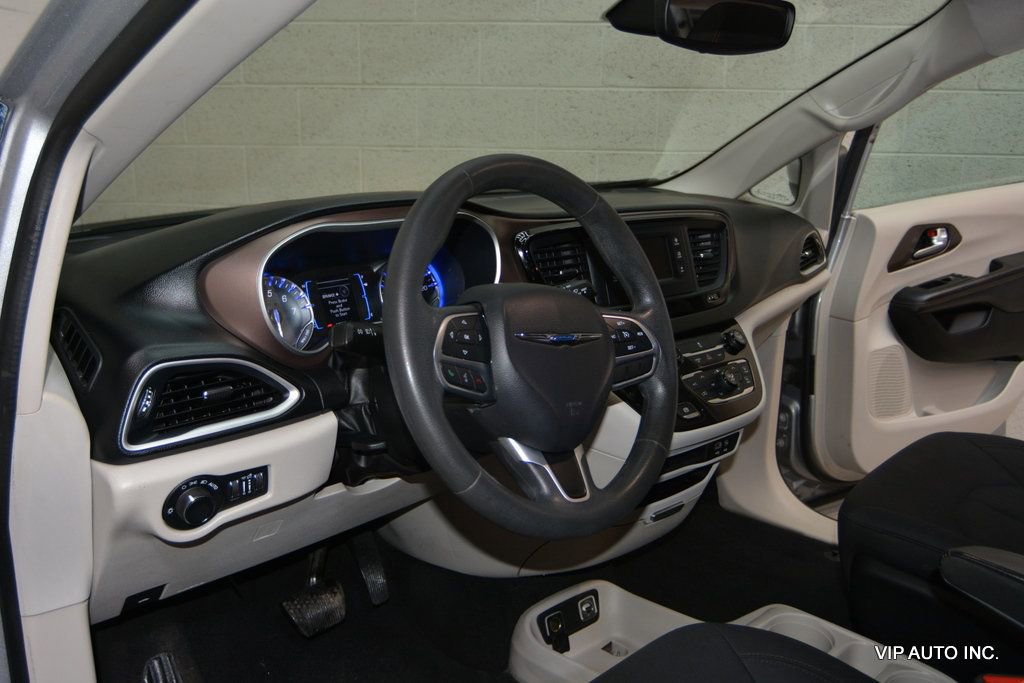 Used 2017 Chrysler Pacifica Touring image 9