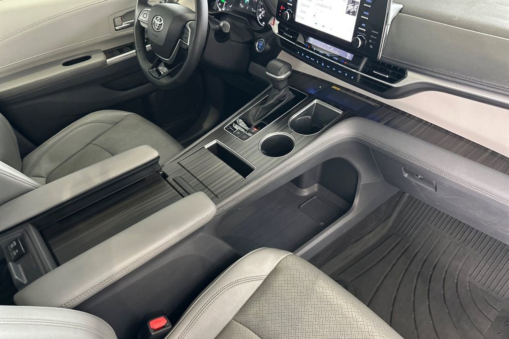 Used 2023 Toyota Sienna Limited image 16