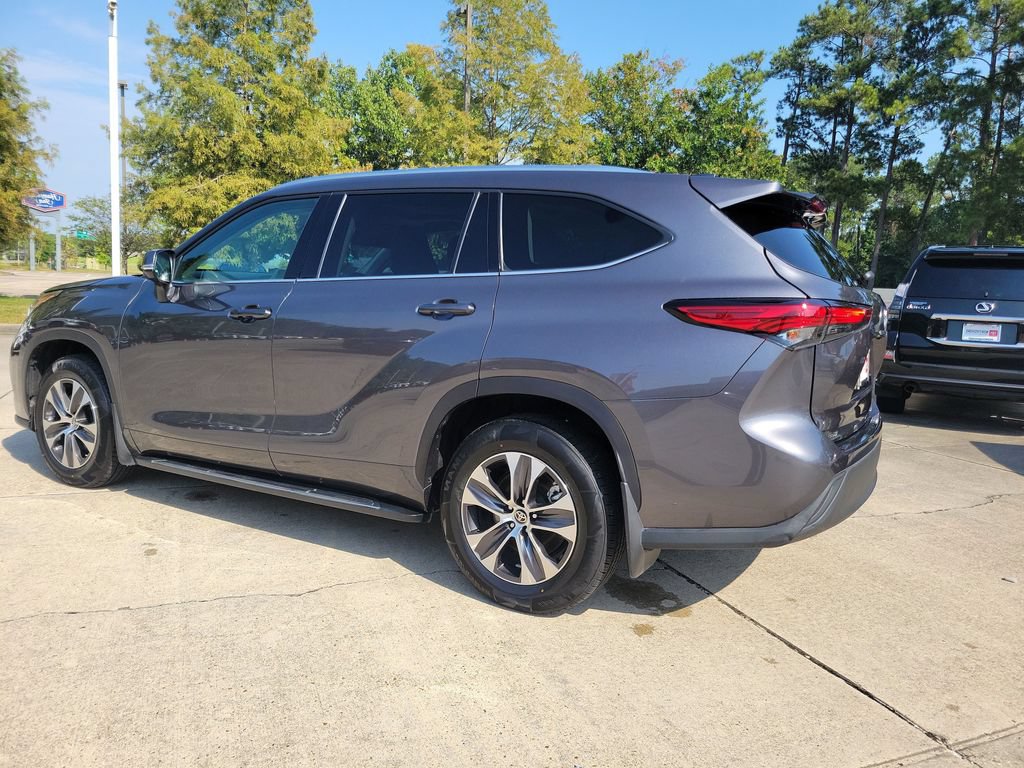 Certified 2021 Toyota Highlander XLE FWD image 3