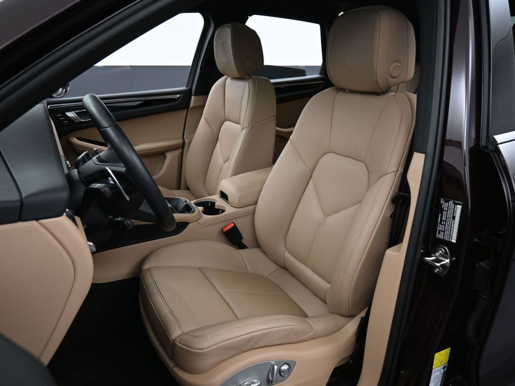 Certified 2025 Porsche Macan image 5