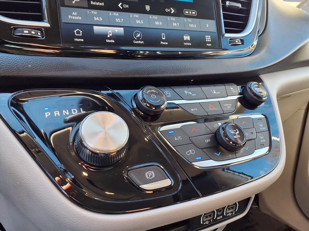 Certified 2024 Chrysler Pacifica Touring-L image 7