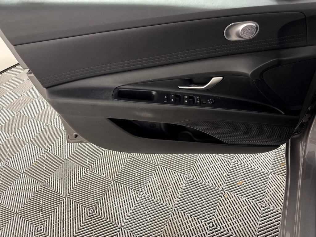 Certified 2024 Hyundai Elantra SE FWD image 12