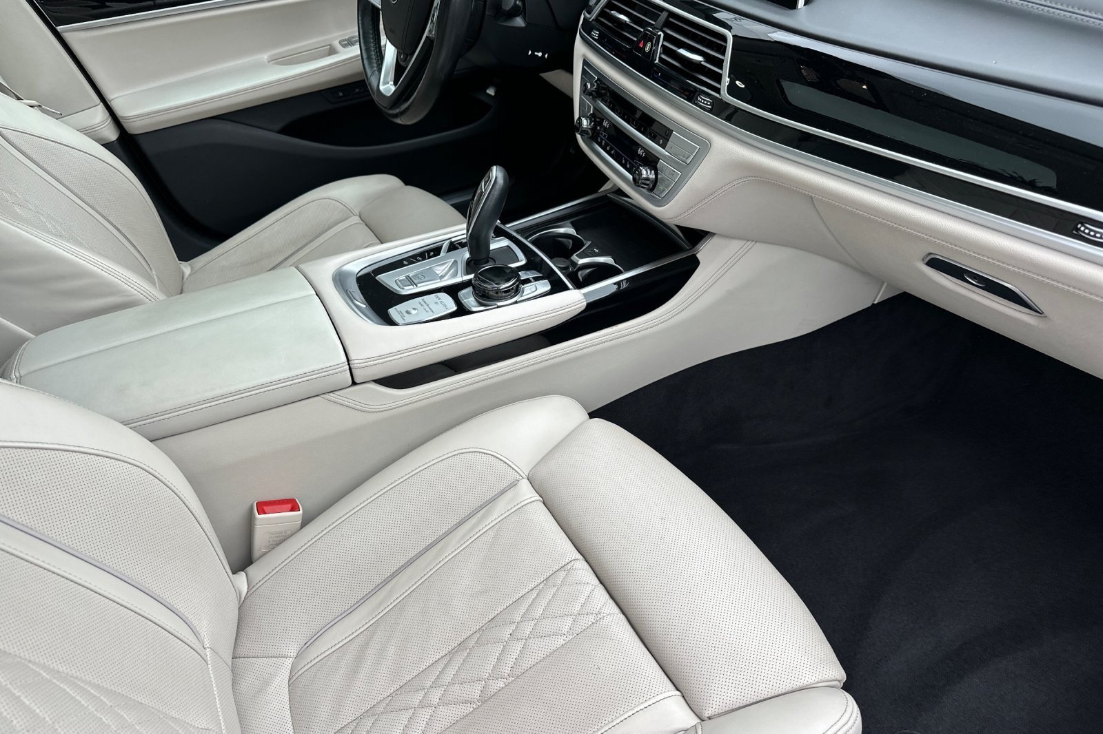 Used 2022 BMW ALPINA B7 xDrive w/ Luxury Rear Seating Package AWD/4WD image 14