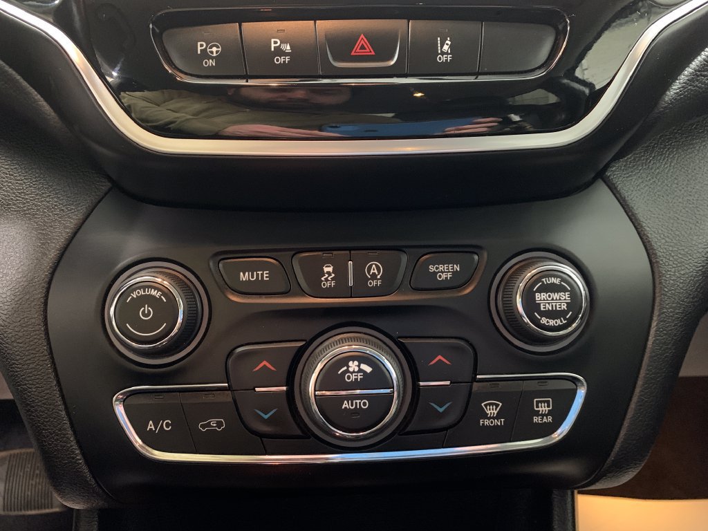 Used 2019 Jeep Cherokee Limited w/ Luxury Group AWD/4WD image 12
