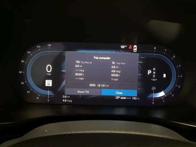 Used 2025 Volvo XC40 B5 Plus image 11