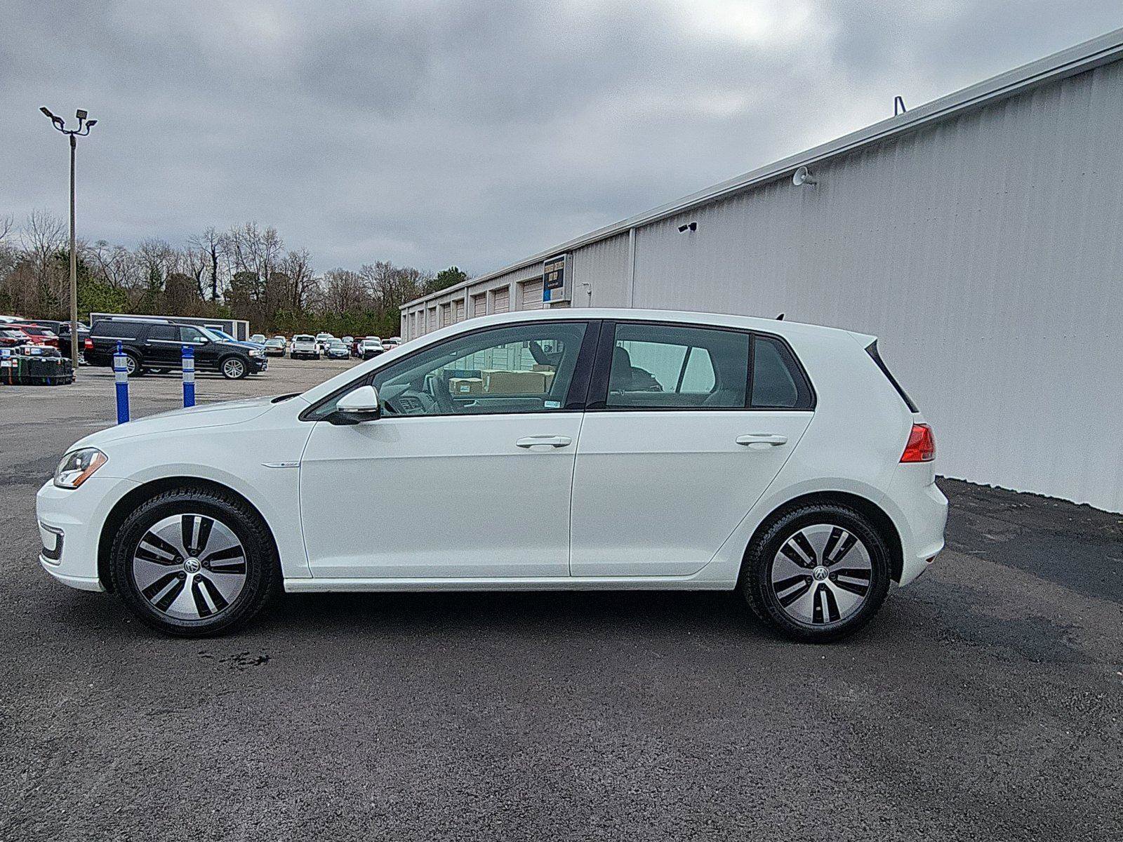 Used 2016 Volkswagen e-Golf SE w/ DC Fast Charging Package image 2