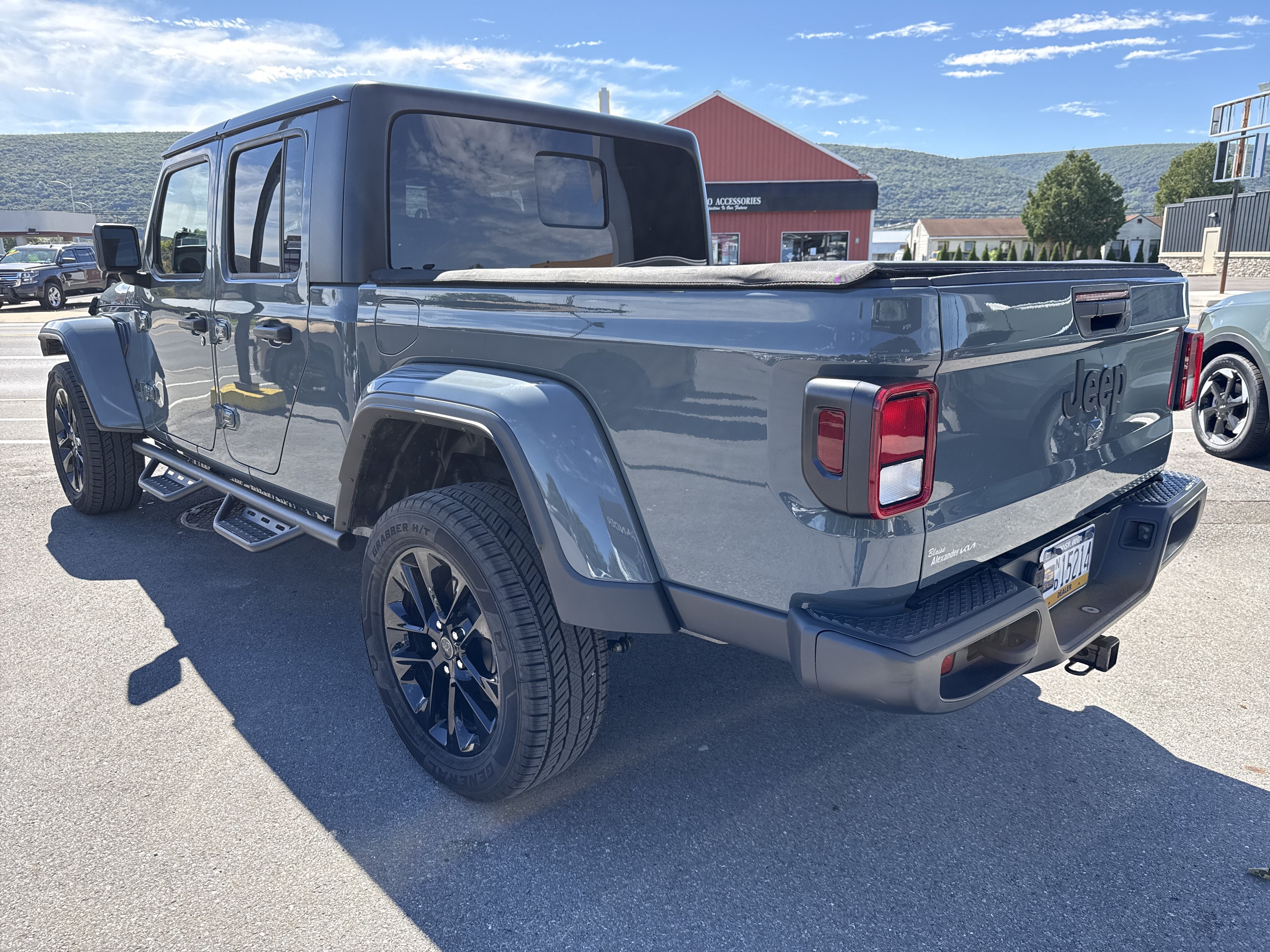 Used 2025 Jeep Gladiator Mojave AWD/4WD image 6