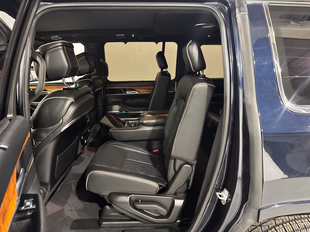 Used 2022 Jeep Grand Wagoneer Series III AWD/4WD image 19