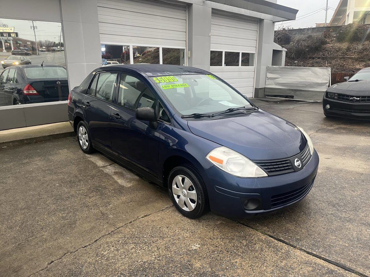 Used 2009 Nissan Versa Sedan image 2
