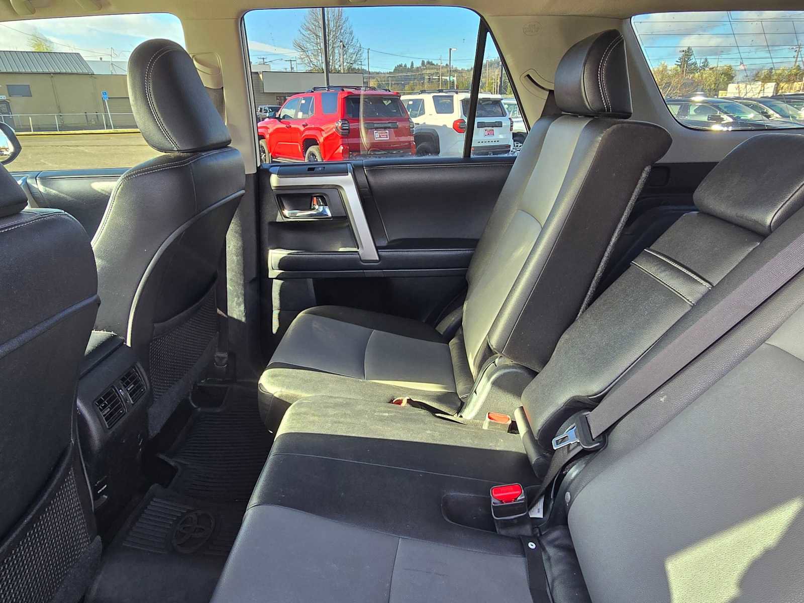 Used 2018 Toyota 4Runner SR5 Premium image 17