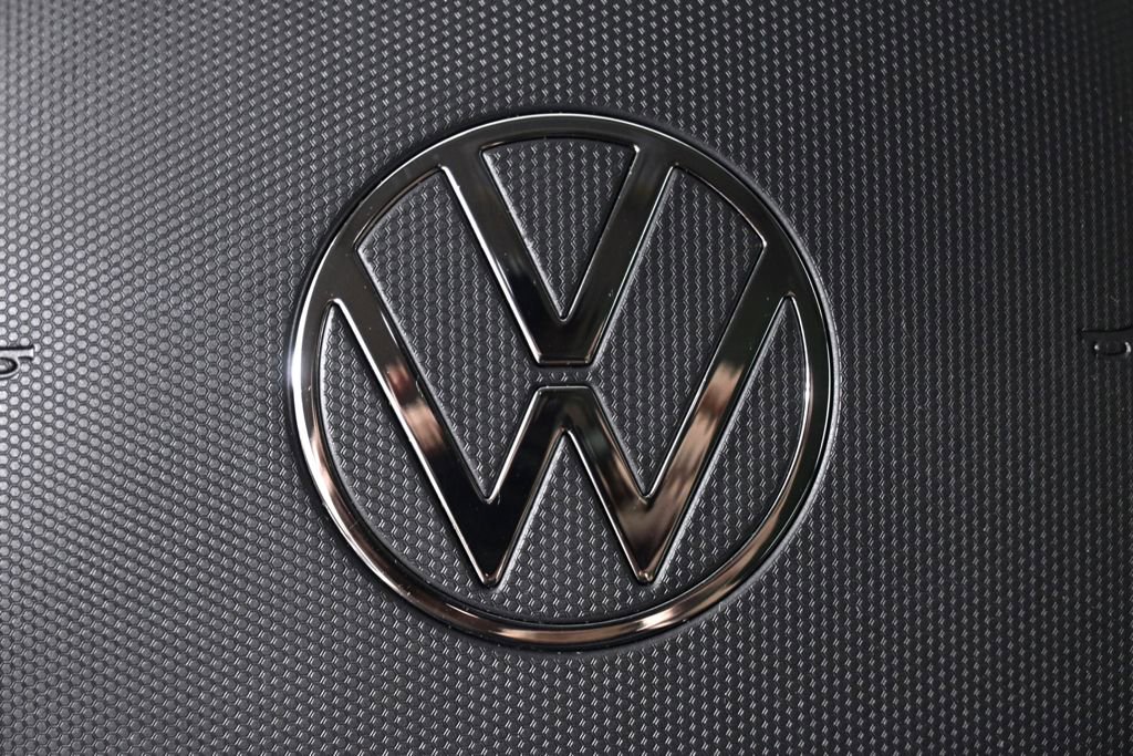 Used 2023 Volkswagen Taos SE w/ Panoramic Sunroof Package AWD/4WD image 32
