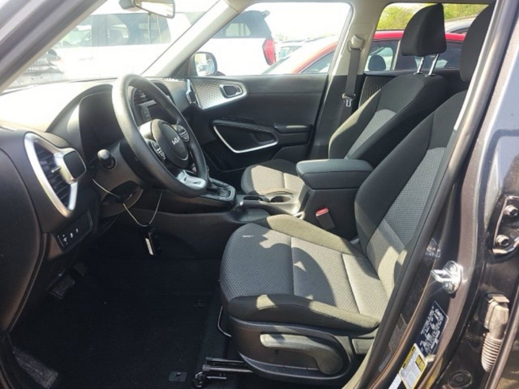Used 2025 Kia Soul LX FWD image 9