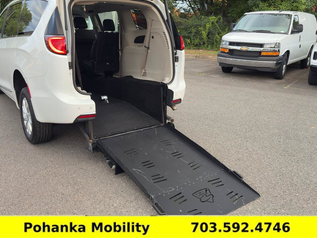 Used 2018 Chrysler Pacifica Touring-L FWD image 6