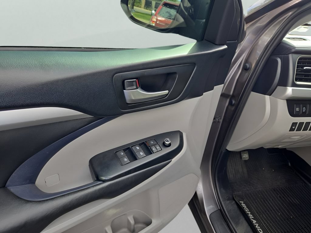 Used 2019 Toyota Highlander XLE w/ Carpet Mat Package (TMS) AWD/4WD image 15