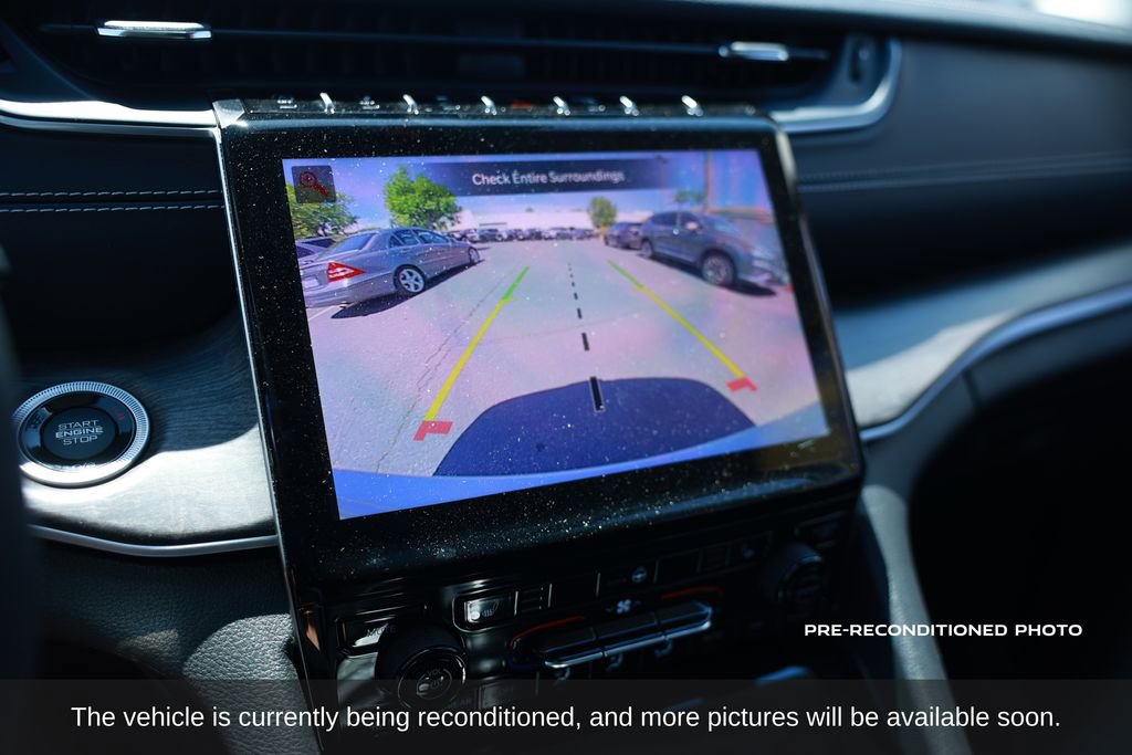 Used 2024 Jeep Grand Cherokee Limited w/ Black Appearance Package image 17