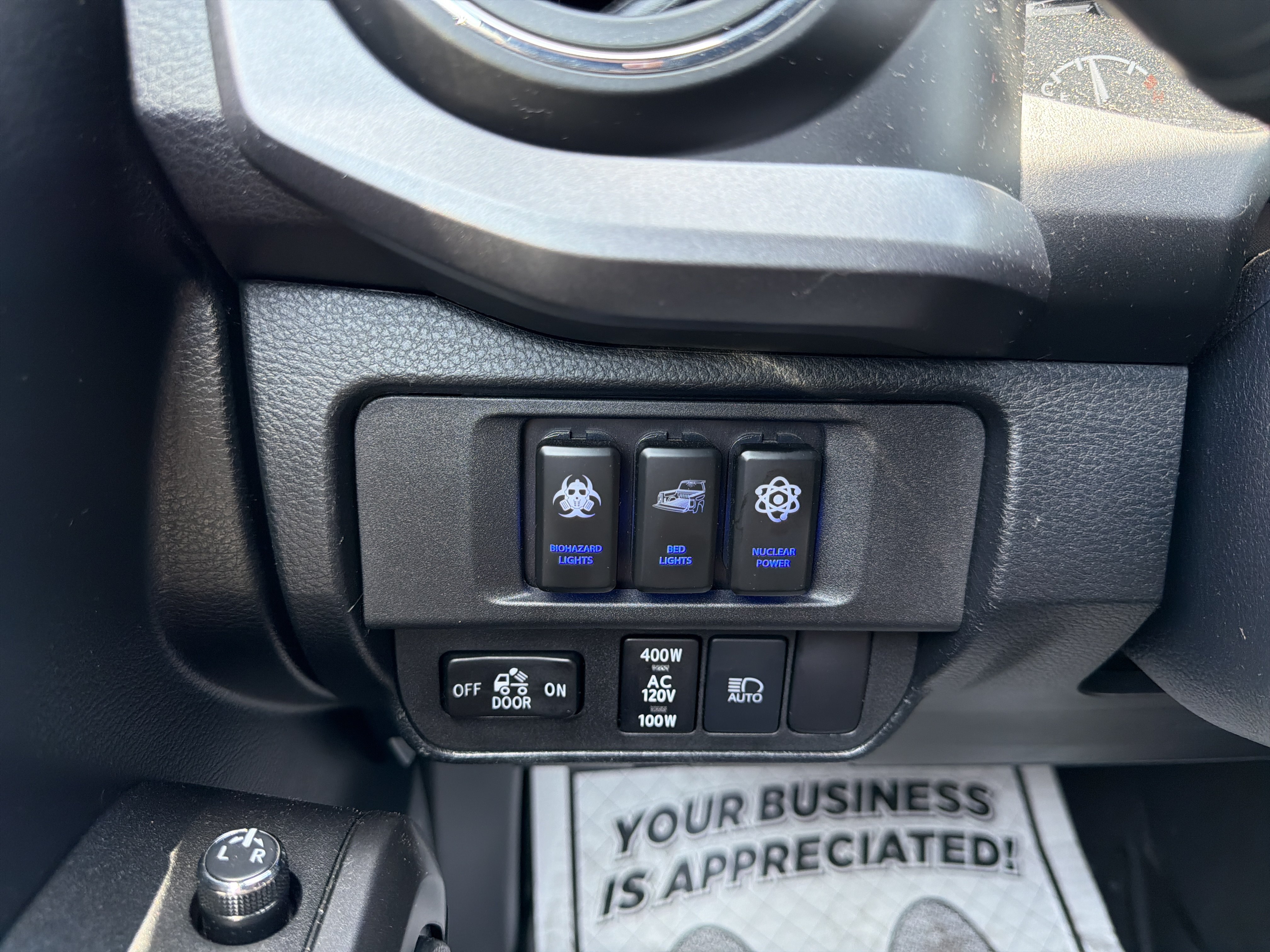 Used 2018 Toyota Tacoma TRD Sport AWD/4WD image 33