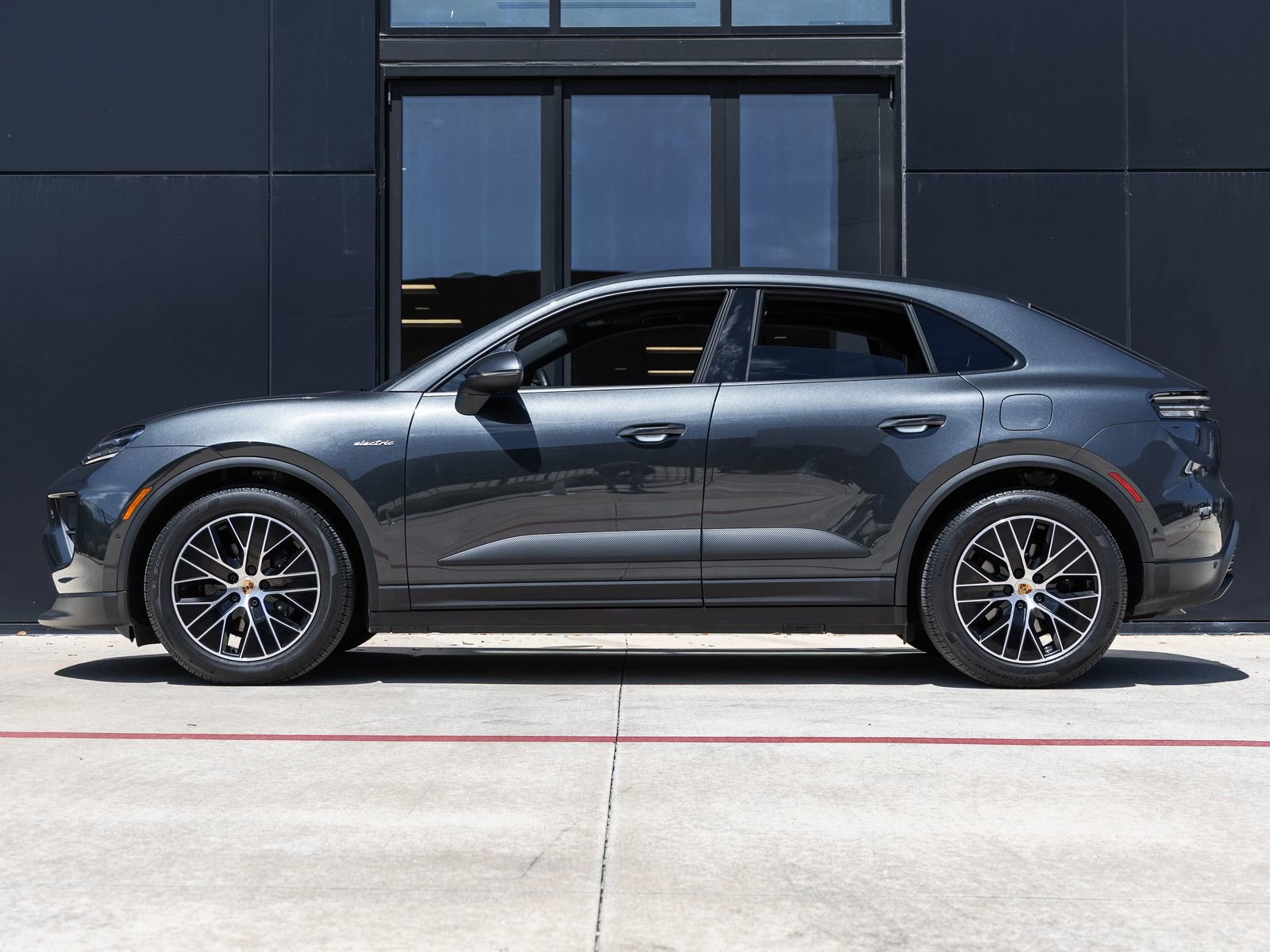 Certified 2025 Porsche Macan Electric image 2