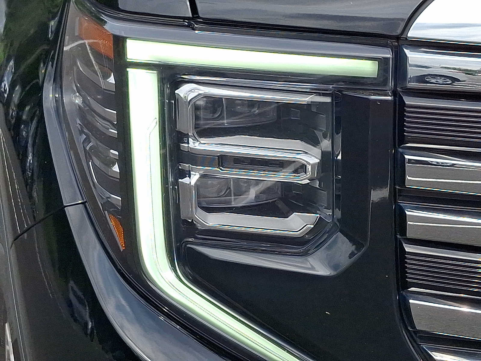 Used 2025 GMC Sierra 1500 SLT AWD/4WD image 9