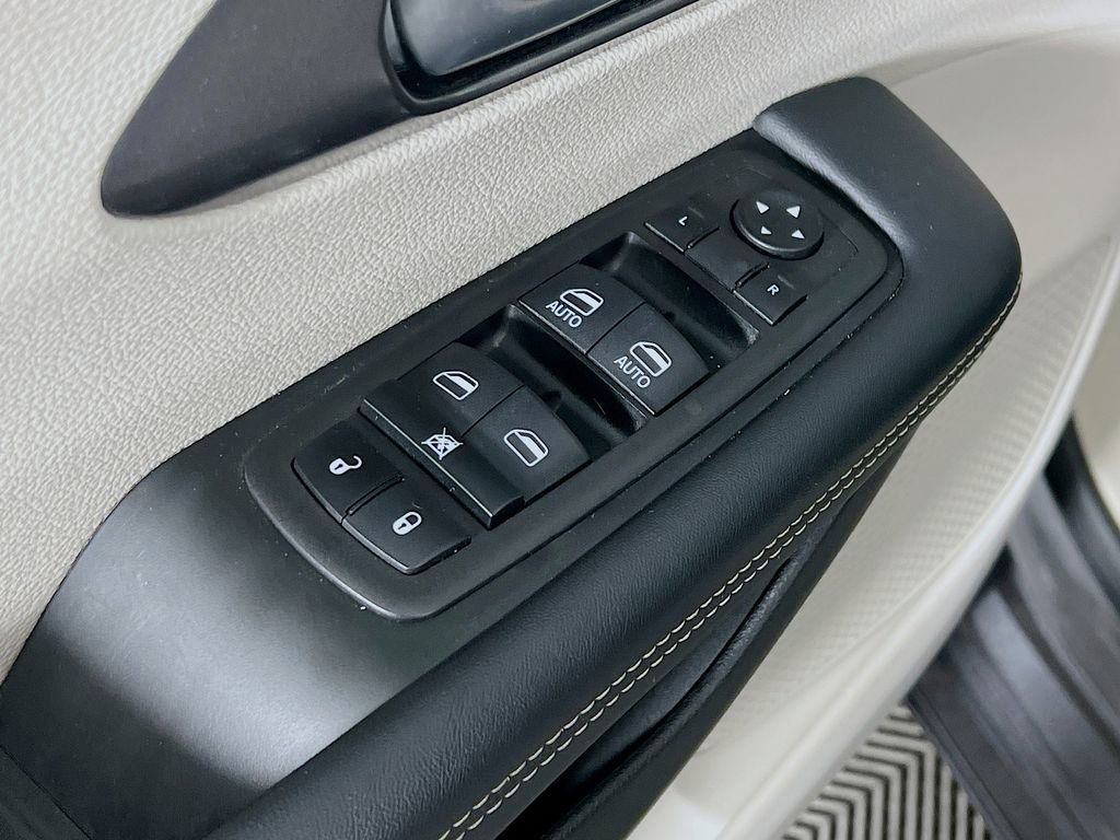 Used 2023 Chrysler Pacifica Touring-L FWD image 31