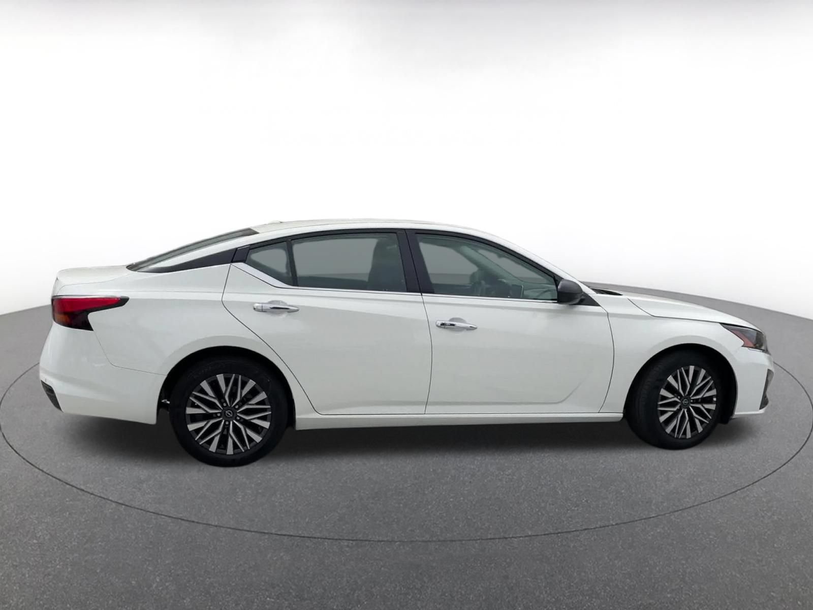 Used 2025 Nissan Altima 2.5 SV FWD image 15