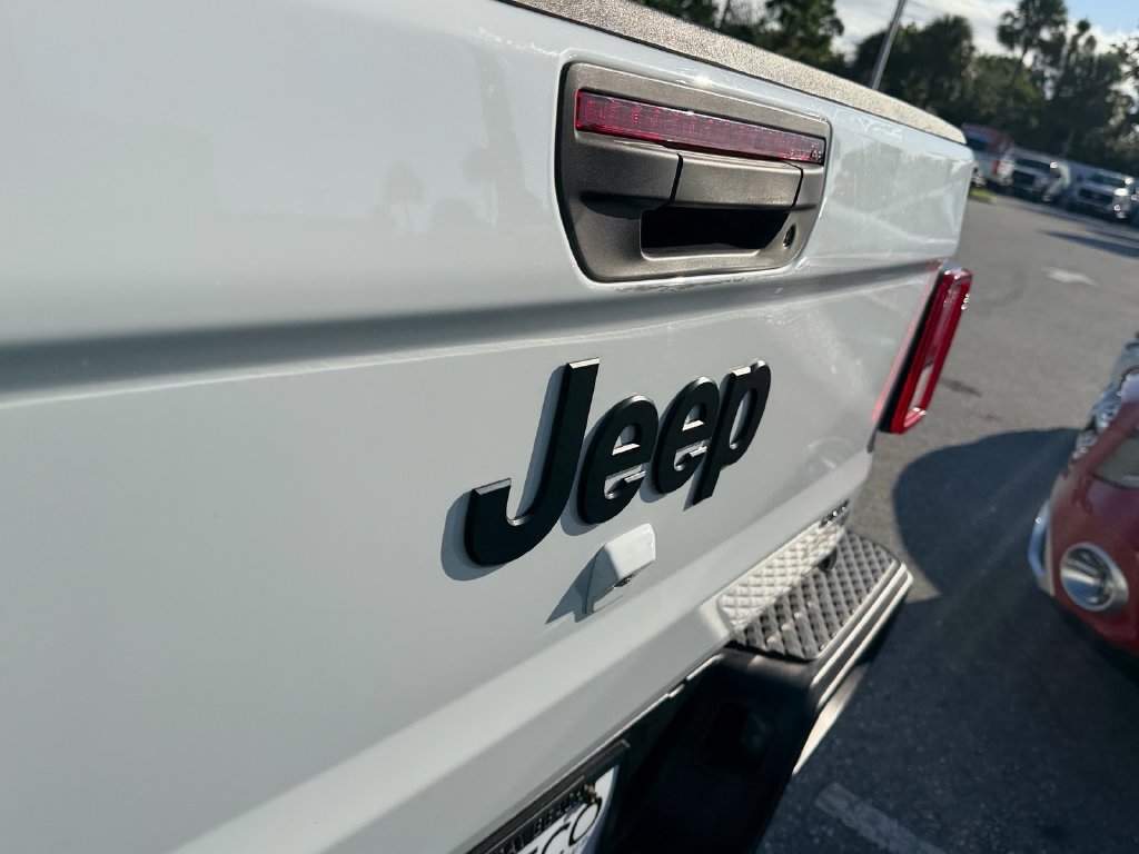 Used 2021 Jeep Gladiator Sport AWD/4WD image 16